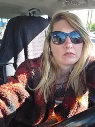 SheIsSomething webcam model stream image