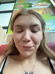 FlashTitsRoyal webcam model stream image