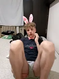 Paradeevich_And webcam stripchat model stream image