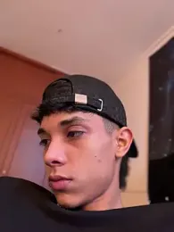 RoughDiamond_ webcam model stream image