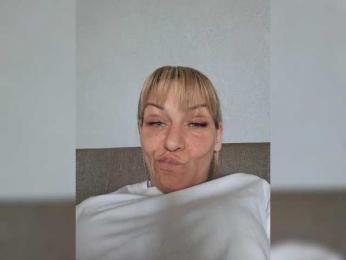 Krisred webcam bongacams model stream image