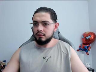 Luigi White webcam model stream image