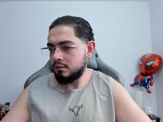 Luigi White webcam model stream image