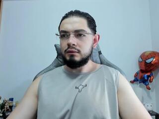 Luigi White webcam model stream image