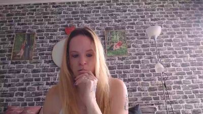 xHotmilf87x webcam model stream image