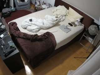 voyeurcam-julmodels-whitebed-2 webcam model stream image