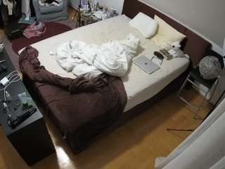 voyeurcam-julmodels-whitebed-2 webcam camsoda model stream image