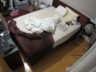 voyeurcam-julmodels-whitebed-2 webcam model stream image