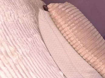 IzzyWild webcam model stream image