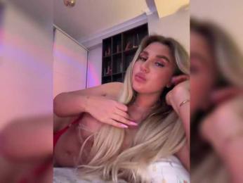 Stiflers_mom webcam model stream image