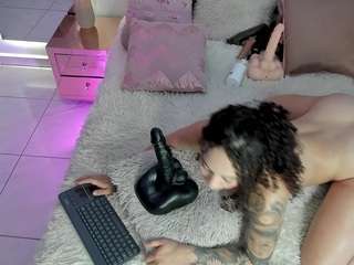 dana-curly webcam camsoda model stream image